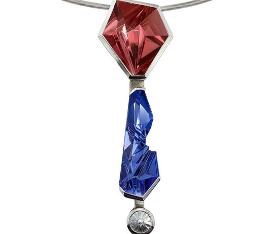La plasticità delle gemme di Munsteiner Jutta Munsteiner, Pendente con Tanzanite. Tanzanite, Tormalina Rossa e Diamante