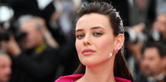Due zaffiri rosa del Madagascar per gli orecchini scelti da Katherine Langford Il look scelto da Katherine Langford nella seconda serata del Festival del Cinema di Cannes