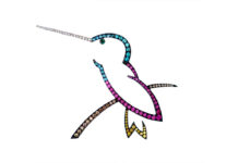 Aspettando gli AGTA Awards 2022 Gregore Morin, Spilla, AGTA 2007, categoria Everyday’s wear. Spilla con zaffiri rosa, tormaline Paraiba, diamanti gialli e brown