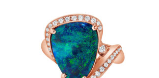 Il talento e i dettagli fanno la differenza ai CASE AWARDS 2022 Anello con opale australiano Boulder da 6.05 carati con un set di diamanti tondi, in oro rosa, progettato da Ani Babayan e Avedis Babayan per CASE AWARDS 2022