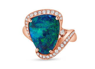Il talento e i dettagli fanno la differenza ai CASE AWARDS 2022 Anello con opale australiano Boulder da 6.05 carati con un set di diamanti tondi, in oro rosa, progettato da Ani Babayan e Avedis Babayan per CASE AWARDS 2022