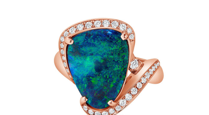 Il talento e i dettagli fanno la differenza ai CASE AWARDS 2022 Anello con opale australiano Boulder da 6.05 carati con un set di diamanti tondi, in oro rosa, progettato da Ani Babayan e Avedis Babayan per CASE AWARDS 2022