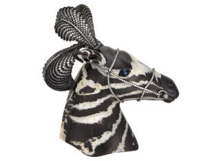 Zebre, conchiglie, orchidee, tulipani pappagallo: i gioielli JAR di Ann Getty zebra imbrigliata in agata fasciata con diamanti tondi, zaffiro cabochon marquise, smalto nero, argento e oro giallo 18 carati, in asta da Christie’s