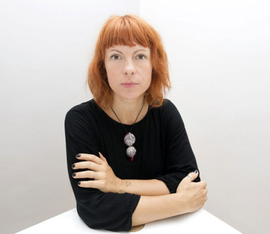 Caterina Zucchi: le ragioni del vetro. Contrasto, presenza e ironia: l’odi et amo della ricetta alchemica Caterina Zucchi di Studiozero Vetro