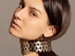 Strangolino, dall’inglese “to choke”, strangolare, la collana che di anno in anno si riconferma must have nei portagioie di tutto il mondo Delfina Delettrez, Detaille Unique. Choker in argento e placcato oro, espandibile e regolabile in diverse dimensioni