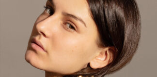 Strangolino, dall’inglese “to choke”, strangolare, la collana che di anno in anno si riconferma must have nei portagioie di tutto il mondo Delfina Delettrez, Detaille Unique. Choker in argento e placcato oro, espandibile e regolabile in diverse dimensioni