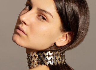 Strangolino, dall’inglese “to choke”, strangolare, la collana che di anno in anno si riconferma must have nei portagioie di tutto il mondo Delfina Delettrez, Detaille Unique. Choker in argento e placcato oro, espandibile e regolabile in diverse dimensioni