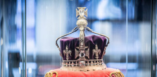 Il diamante di Elisabetta II che tutti rivogliono indietro. Koh-i-Noor e la sua storia Corona indossata dalla Regina Madre, consorte di Giorgio VI