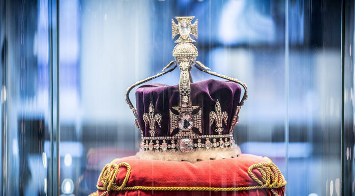 Il diamante di Elisabetta II che tutti rivogliono indietro. Koh-i-Noor e la sua storia Corona indossata dalla Regina Madre, consorte di Giorgio VI