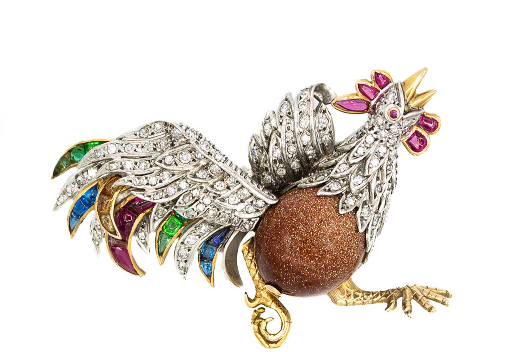 gallo-home Spilla a forma di galletto, Italia 1940/1950. Vetro avventurina, oro giallo, oro bianco, diamanti, gemme sintetiche. Museo del Bijou di Casalmaggiore.