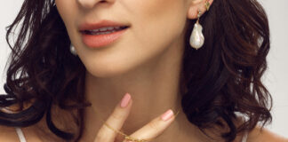 Flora Collection: i gioielli sostenibili di Christina Malle ispirati dalla flora del Perù e della Colombia Ruby Modine indossa gli orecchini “Leaf” di Christina Malle nel secondo buco all’orecchio e gioielli in oro Fairmined di altri designers.
