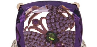 Suzy Levian crea una poesia che elogia la forza delle donne con la Secret Diamond Collection Visione frontale di The Monarch Amethyst and Secret Diamond Ring, Suzy Levian.