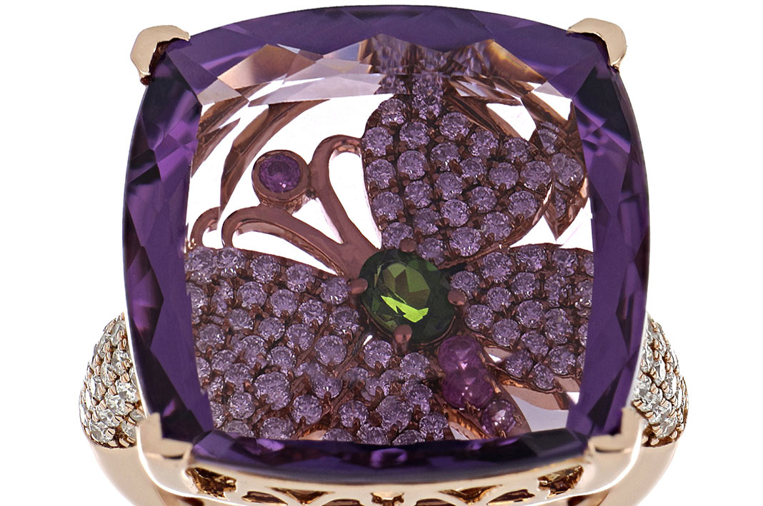 evidenza Visione frontale di The Monarch Amethyst and Secret Diamond Ring, Suzy Levian.