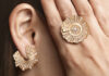 Luce e asimmetria sono le protagoniste della collezione “Sunlight Radiant” e dell’orologio “Limelight Gala” firmati Piaget Anello e orecchini collezione “Sunlight Radiant” di Piaget.