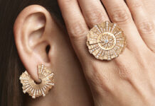 Luce e asimmetria sono le protagoniste della collezione “Sunlight Radiant” e dell’orologio “Limelight Gala” firmati Piaget Anello e orecchini collezione “Sunlight Radiant” di Piaget.