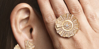 Luce e asimmetria sono le protagoniste della collezione “Sunlight Radiant” e dell’orologio “Limelight Gala” firmati Piaget Anello e orecchini collezione “Sunlight Radiant” di Piaget.