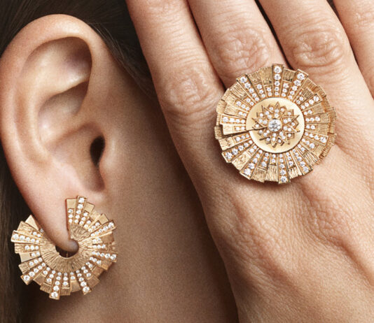 Luce e asimmetria sono le protagoniste della collezione “Sunlight Radiant” e dell’orologio “Limelight Gala” firmati Piaget Anello e orecchini collezione “Sunlight Radiant” di Piaget.