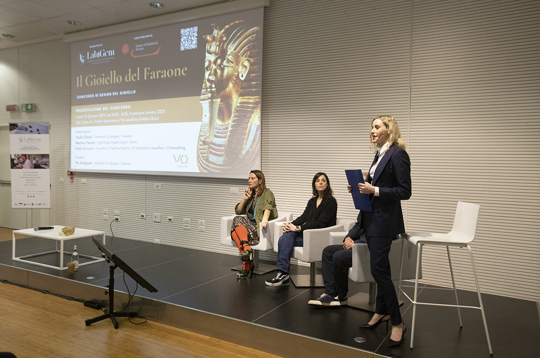 evidenza Da sinistra: Paola De Luca, Martina Terzoli, Giulio Chiodi e la moderatrice dell’evento Pia Antignani per "Il Gioiello del Faraone".