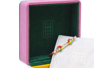 Italia ed India si incontrano in un bracciale: il Rainbow Chakra di Bea Bongiasca e Ananya Il bracciale Rainbow Chakra nella sua colorata confezione esterna in velluto con colori a contrasto rosa, verde e giallo, per riprendere i colori e gli stili delle designers.