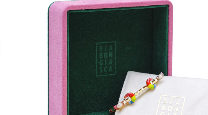 Italia ed India si incontrano in un bracciale: il Rainbow Chakra di Bea Bongiasca e Ananya Il bracciale Rainbow Chakra nella sua colorata confezione esterna in velluto con colori a contrasto rosa, verde e giallo, per riprendere i colori e gli stili delle designers.