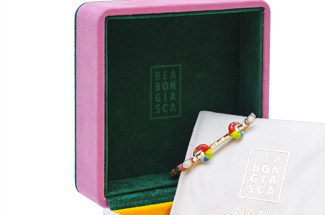 evidenza Il bracciale Rainbow Chakra nella sua colorata confezione esterna in velluto con colori a contrasto rosa, verde e giallo, per riprendere i colori e gli stili delle designers.