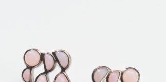 Rosa è il colore legato ad amore e femminilità? Non è sempre stato così: scopriamo il perché! Prawn Earrings Nakard.