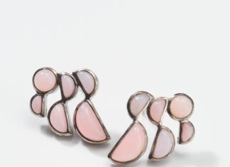 Rosa è il colore legato ad amore e femminilità? Non è sempre stato così: scopriamo il perché! Prawn Earrings Nakard.