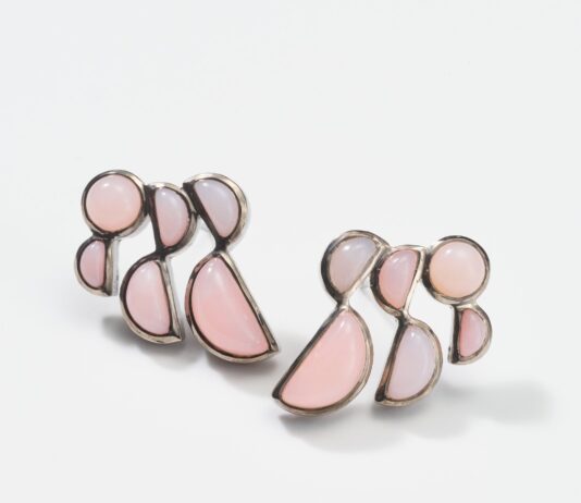 Rosa è il colore legato ad amore e femminilità? Non è sempre stato così: scopriamo il perché! Prawn Earrings Nakard.