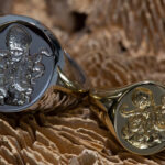 Lo spirito del mare racchiuso in un anello con sigillo Anello "Rebus" con sigillo a piovra.