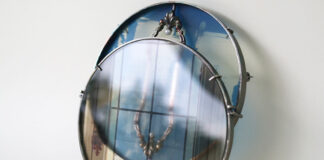 La finestra nella memoria di Namkyung Lee: quando la fotografia e il design del gioiello si uniscono Namkyung Lee, Image Space (A box), 2022. Spilla in argento, fotografia stampata su acrilico e perla, 800 dollari. Visuale obliqua.