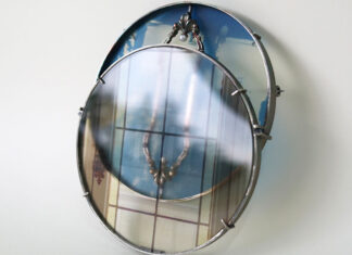 La finestra nella memoria di Namkyung Lee: quando la fotografia e il design del gioiello si uniscono Namkyung Lee, Image Space (A box), 2022. Spilla in argento, fotografia stampata su acrilico e perla, 800 dollari. Visuale obliqua.
