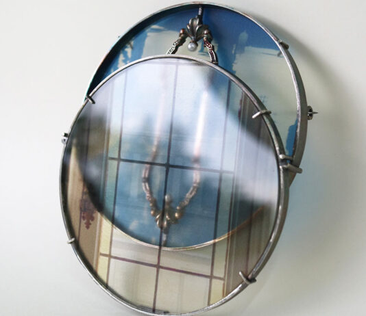 La finestra nella memoria di Namkyung Lee: quando la fotografia e il design del gioiello si uniscono Namkyung Lee, Image Space (A box), 2022. Spilla in argento, fotografia stampata su acrilico e perla, 800 dollari. Visuale obliqua.
