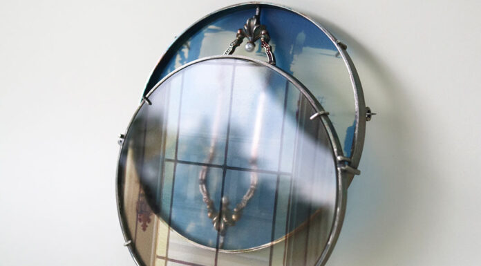 La finestra nella memoria di Namkyung Lee: quando la fotografia e il design del gioiello si uniscono Namkyung Lee, Image Space (A box), 2022. Spilla in argento, fotografia stampata su acrilico e perla, 800 dollari. Visuale obliqua.