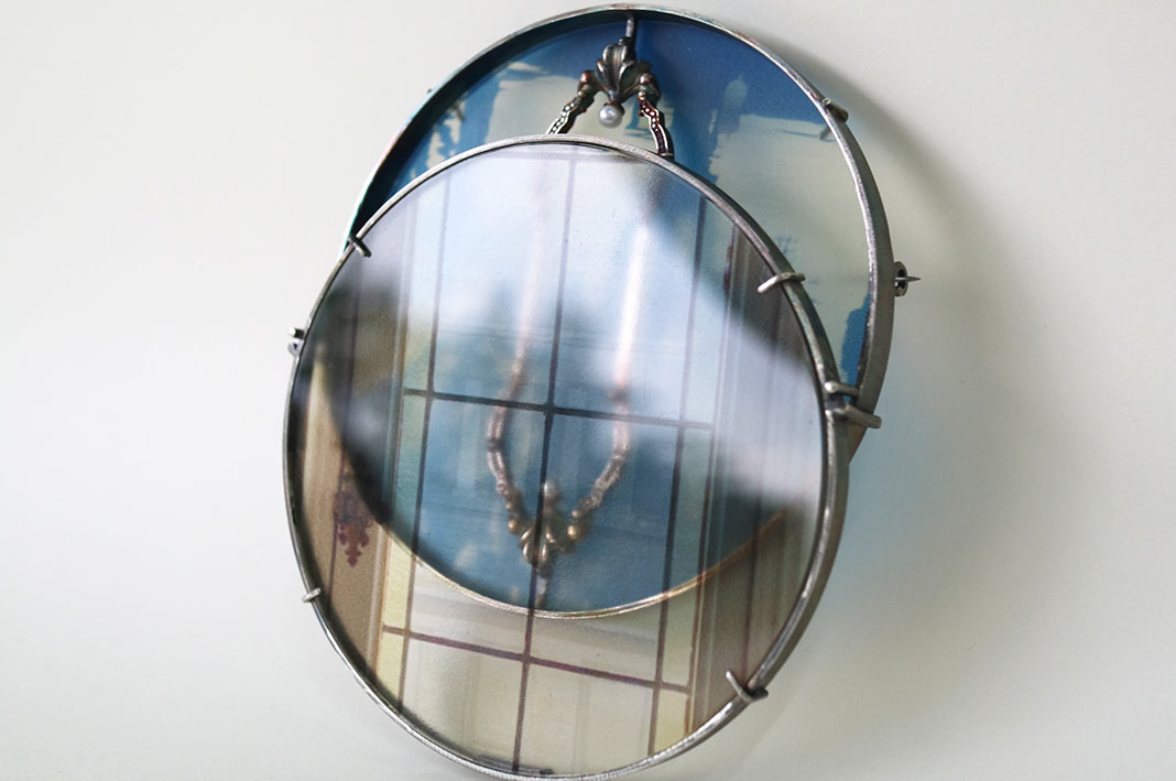 evidenza-Lee Namkyung Lee, Image Space (A box), 2022. Spilla in argento, fotografia stampata su acrilico e perla, 800 dollari. Visuale obliqua.