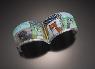 Un mosaico a misura di bracciale: Cynthia Toops presenta la sintesi tra passato e presente Cynthia Toops, 2022. Bracciale. Intarsio a mosaico in argilla polimerica, bracciale in argento sterling di Nancy Bonnema.