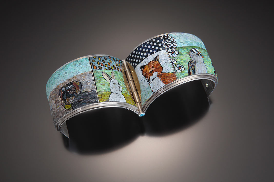 evidenza-Tools Cynthia Toops, 2022. Bracciale. Intarsio a mosaico in argilla polimerica, bracciale in argento sterling di Nancy Bonnema.