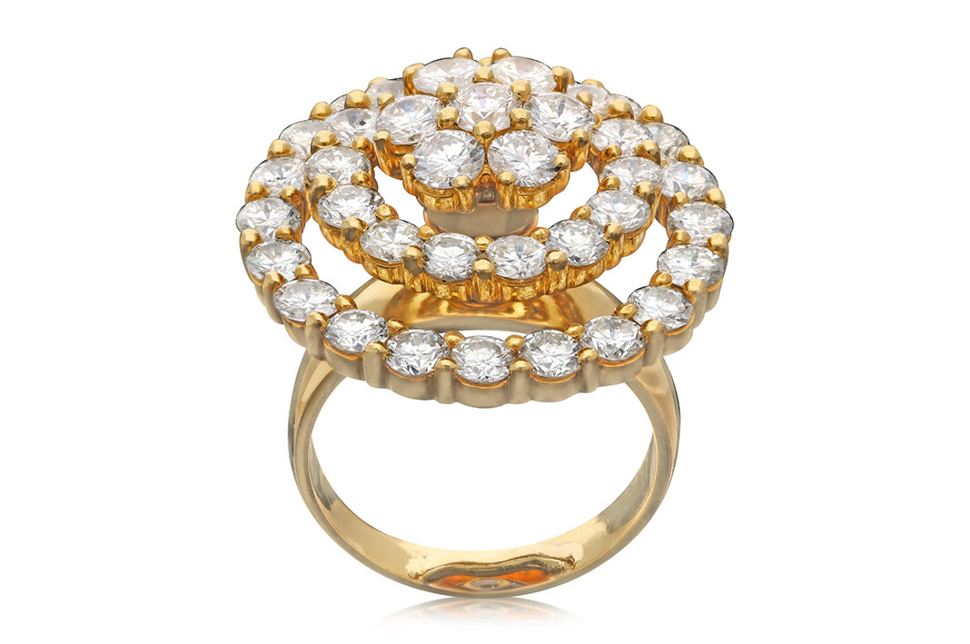 anello-Large-White-hancocks-home Anello disegnato da Norman Teufel con diamanti e fascia in oro 18 carati di Hancocks London