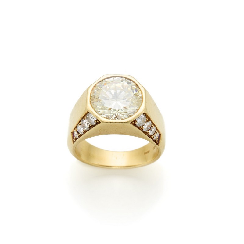 Anello in oro giallo con dimante