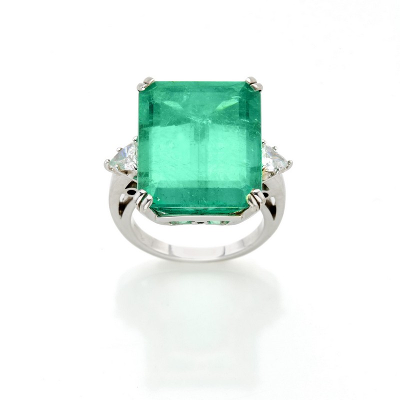 Anello con smeraldo all'asta Faraone.