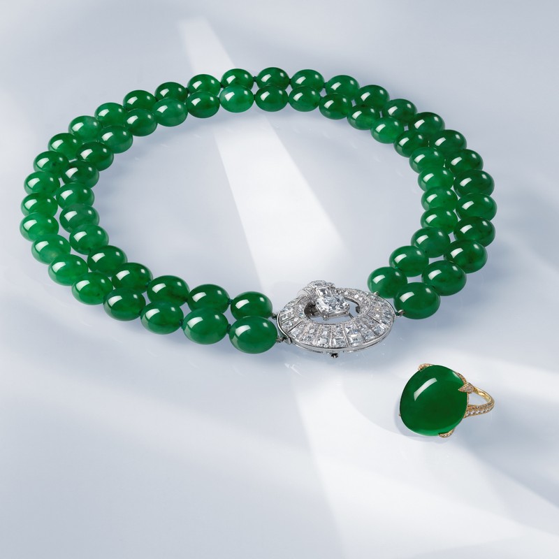 Anello con giada giadeite, cabochon e diamante, insieme ad una collana a due fili di perle di giada giadeite con chiusura di diamanti Cartier