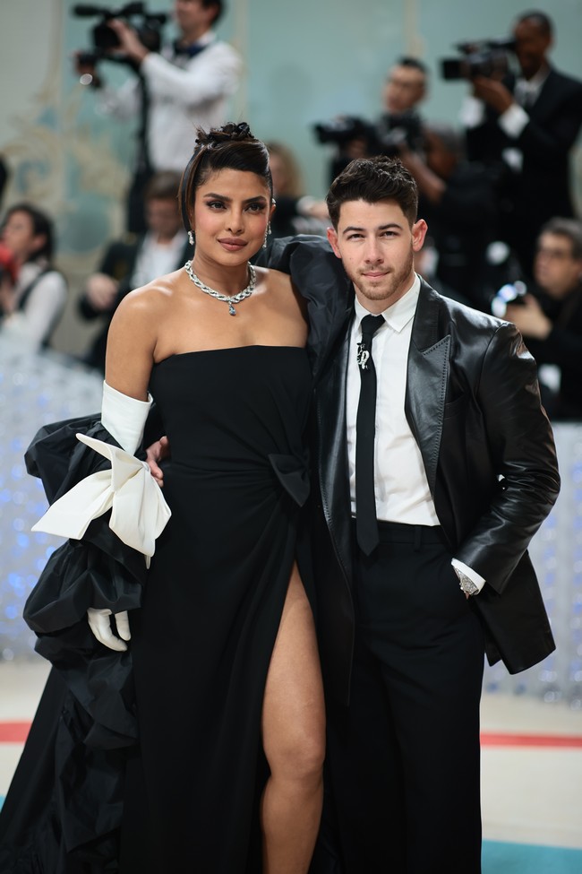 Priyanka Chopra e Joe Jonas sfilano insieme al Met 2023