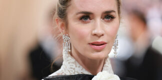 Costumi da gatto e diamanti da 200 carati: i look più eccentrici e i gioielli del MET Gala 2023 Emily Blunt indossa gioielli Piaget al Met Gala