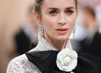 Costumi da gatto e diamanti da 200 carati: i look più eccentrici e i gioielli del MET Gala 2023 Emily Blunt indossa gioielli Piaget al Met Gala