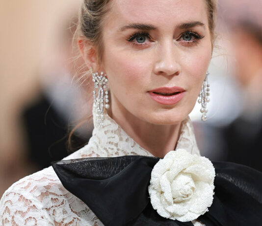 Costumi da gatto e diamanti da 200 carati: i look più eccentrici e i gioielli del MET Gala 2023 Emily Blunt indossa gioielli Piaget al Met Gala