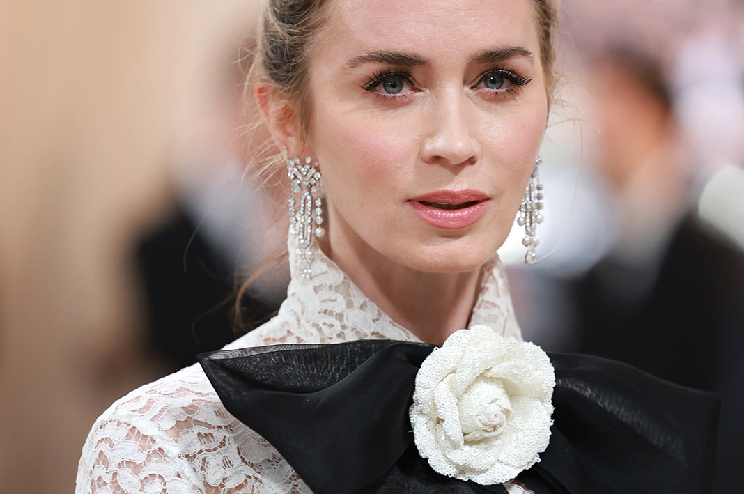 emily-blunt-met-gala-2023-HOME Emily Blunt indossa gioielli Piaget al Met Gala