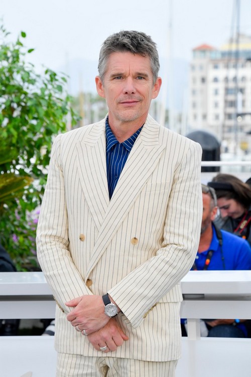 Ethan Hawke sul red carpet del Festival di Cannes 2023 indossa l’orologio Piaget Altiplano Ultimate