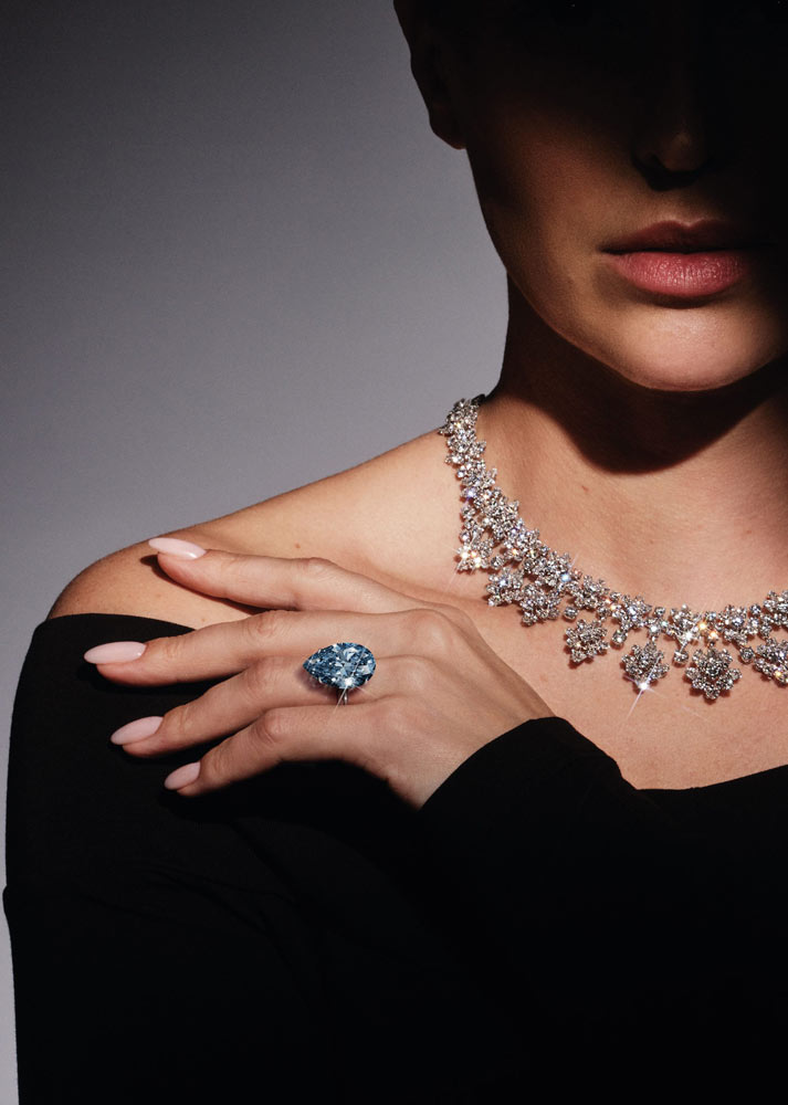 Anello con il diamante fancy vivid blue Bulgari Laguna Blu.