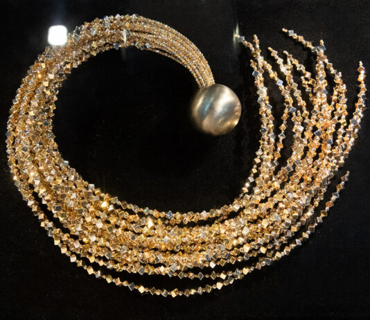 Oro, Luce e Talents Under 30: i vincitori del concorso PREMIÈRE di Oroarezzo 2023 Collana “Tenebre Svelate” dell’azienda Quadrifoglio, Oroarezzo 2023