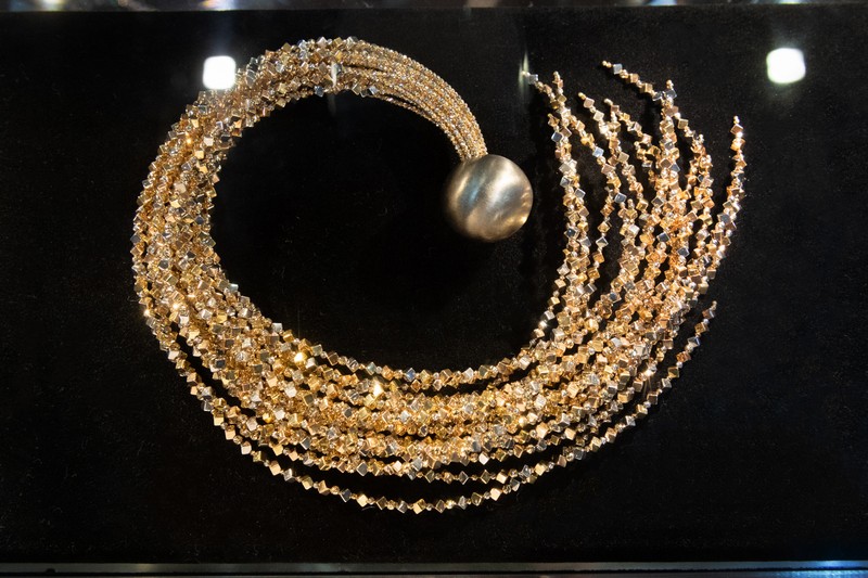 Collana “Tenebre Svelate” dell’azienda Quadrifoglio, Oroarezzo2023