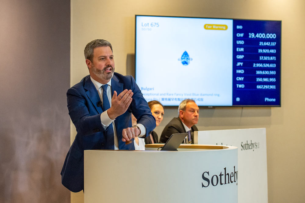 Quig Bruning, Head of Sotheby’s Jewels Americas, batte l’offerta per il diamante Bulgari Laguna Blu.